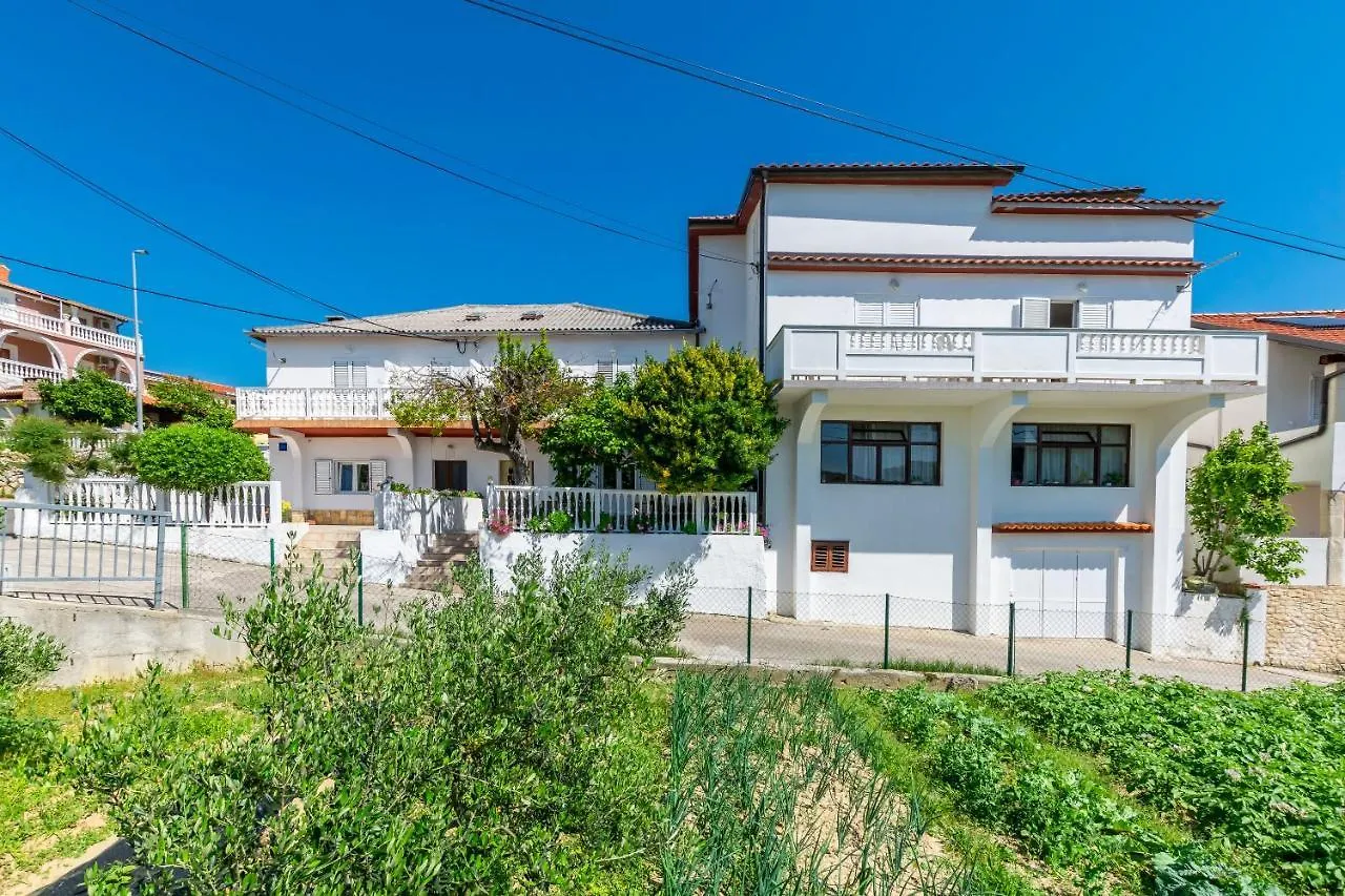 Apartments Antonija M Lopar