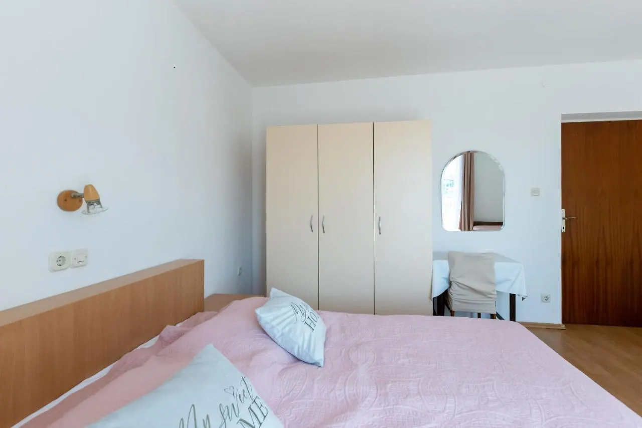 Apartments Antonija M Lopar